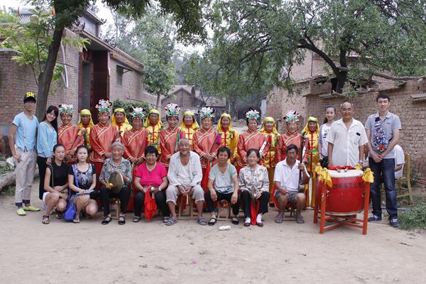 实践团与商羊舞演出队合影