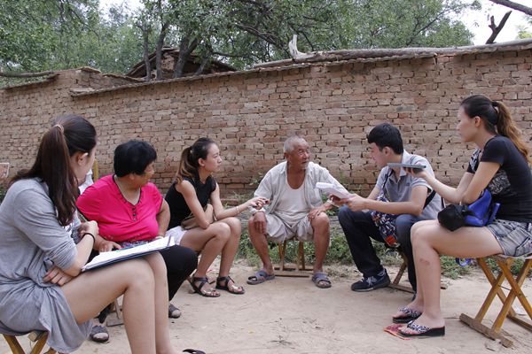 实践团采访商羊舞国家级传承人陈泽川老人